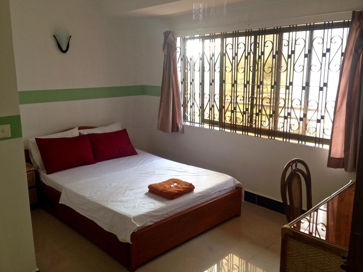 Lazy Gecko Guesthouse Phnom Penh Exterior photo